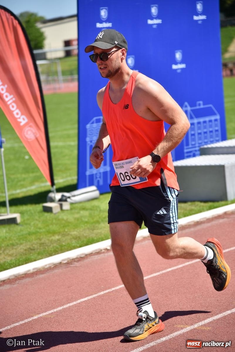 Zdjęcie w galerii na portalu naszraciborz.pl: Bieg bez granic na stadionie OSiR. Sportowe święto 3 maja w Raciborzu [FOTO] wiadomości z regionu