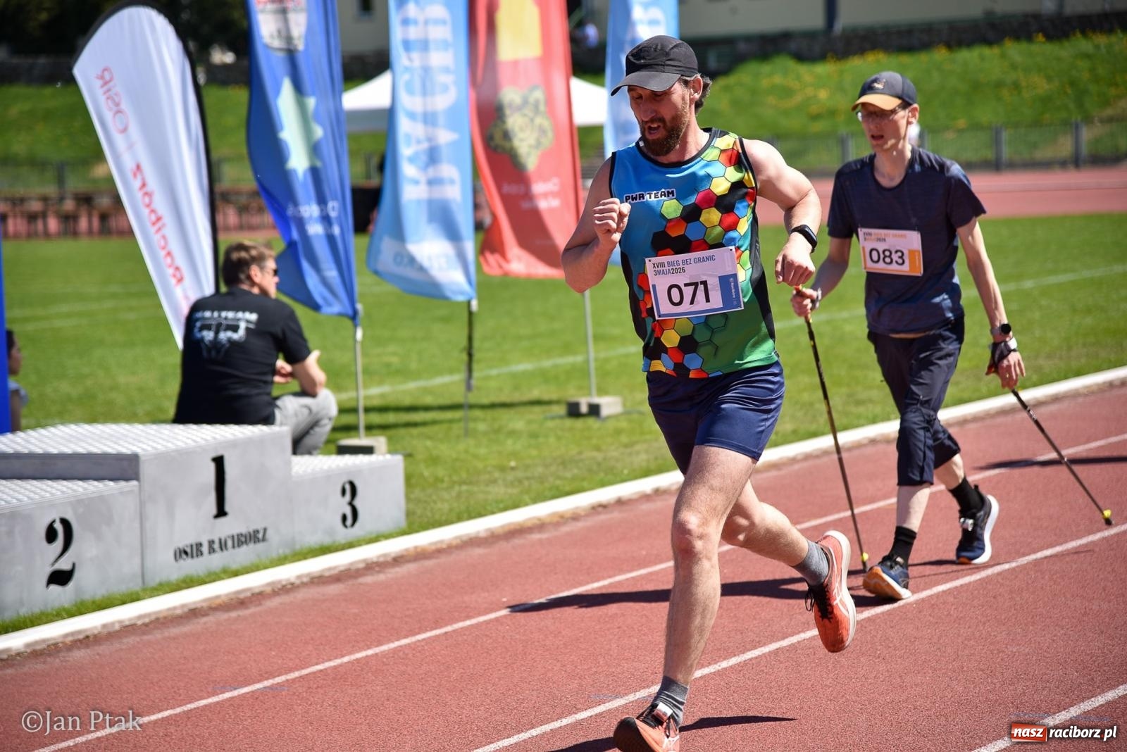 Zdjęcie w galerii na portalu naszraciborz.pl: Bieg bez granic na stadionie OSiR. Sportowe święto 3 maja w Raciborzu [FOTO] wiadomości z regionu