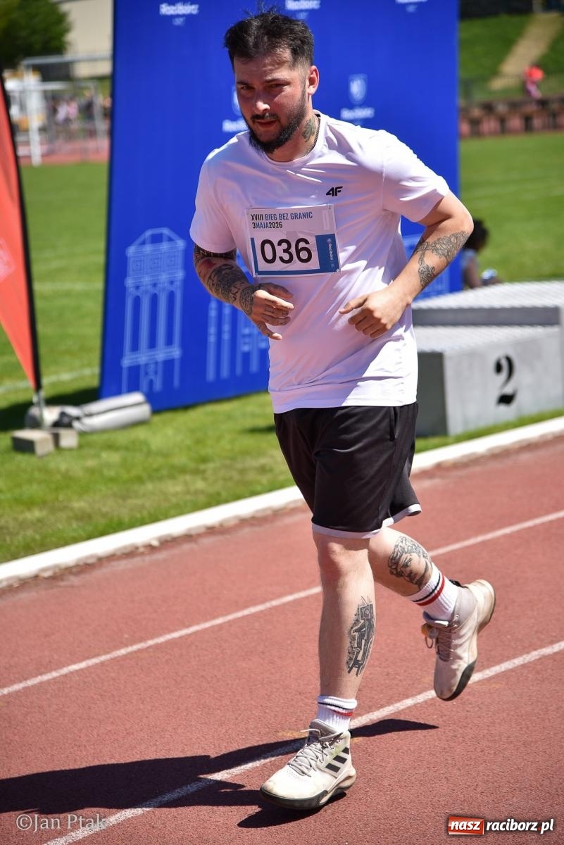 Zdjęcie w galerii na portalu naszraciborz.pl: Bieg bez granic na stadionie OSiR. Sportowe święto 3 maja w Raciborzu [FOTO] wiadomości z regionu