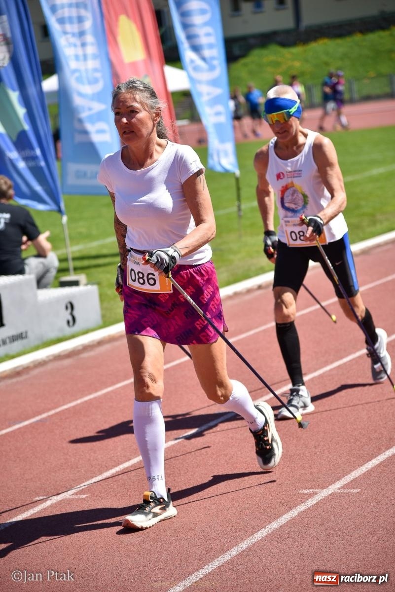 Zdjęcie w galerii na portalu naszraciborz.pl: Bieg bez granic na stadionie OSiR. Sportowe święto 3 maja w Raciborzu [FOTO] wiadomości z regionu