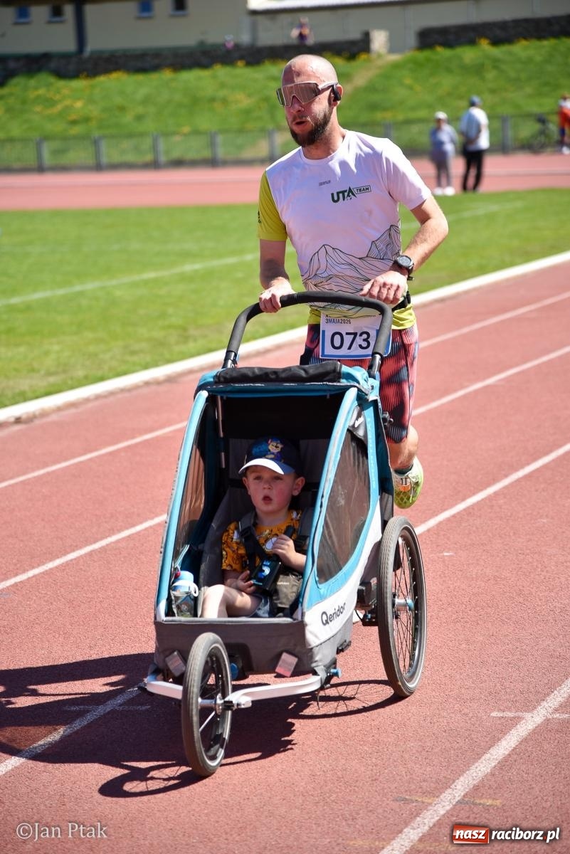 Zdjęcie w galerii na portalu naszraciborz.pl: Bieg bez granic na stadionie OSiR. Sportowe święto 3 maja w Raciborzu [FOTO] wiadomości z regionu