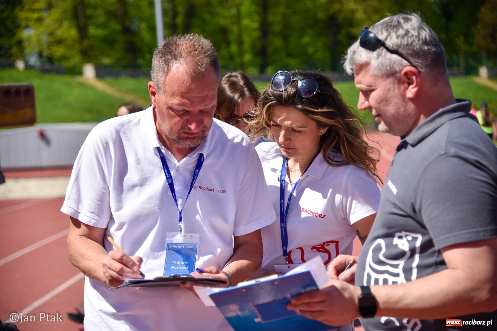 Zdjęcie w galerii na portalu naszraciborz.pl: Bieg bez granic na stadionie OSiR. Sportowe święto 3 maja w Raciborzu [FOTO] wiadomości z regionu