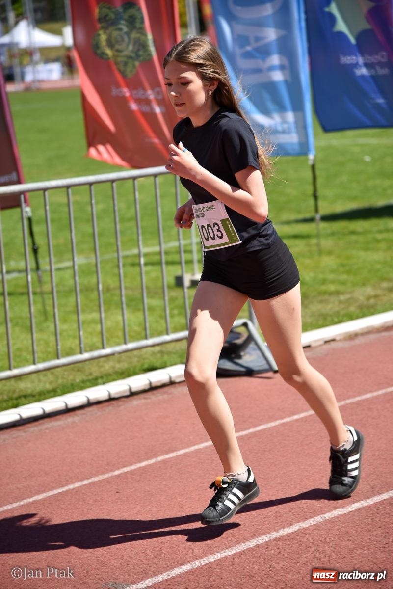 Zdjęcie w galerii na portalu naszraciborz.pl: Bieg bez granic na stadionie OSiR. Sportowe święto 3 maja w Raciborzu [FOTO] wiadomości z regionu