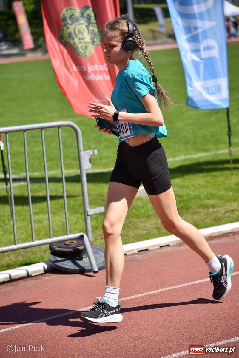 Zdjęcie w galerii na portalu naszraciborz.pl: Bieg bez granic na stadionie OSiR. Sportowe święto 3 maja w Raciborzu [FOTO] wiadomości z regionu