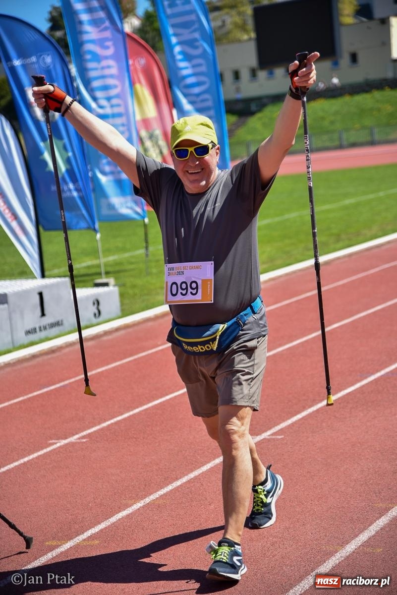 Zdjęcie w galerii na portalu naszraciborz.pl: Bieg bez granic na stadionie OSiR. Sportowe święto 3 maja w Raciborzu [FOTO] wiadomości z regionu
