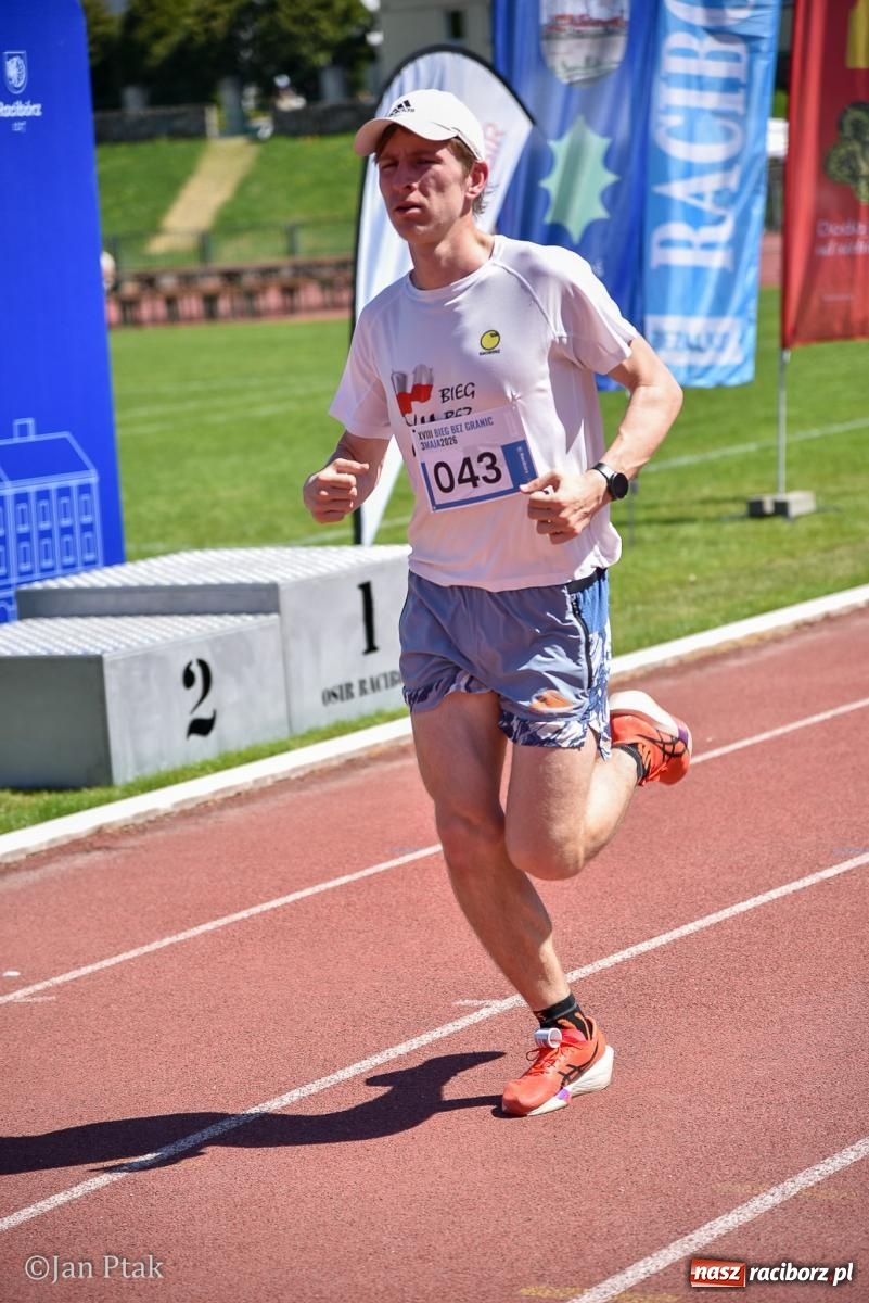 Zdjęcie w galerii na portalu naszraciborz.pl: Bieg bez granic na stadionie OSiR. Sportowe święto 3 maja w Raciborzu [FOTO] wiadomości z regionu