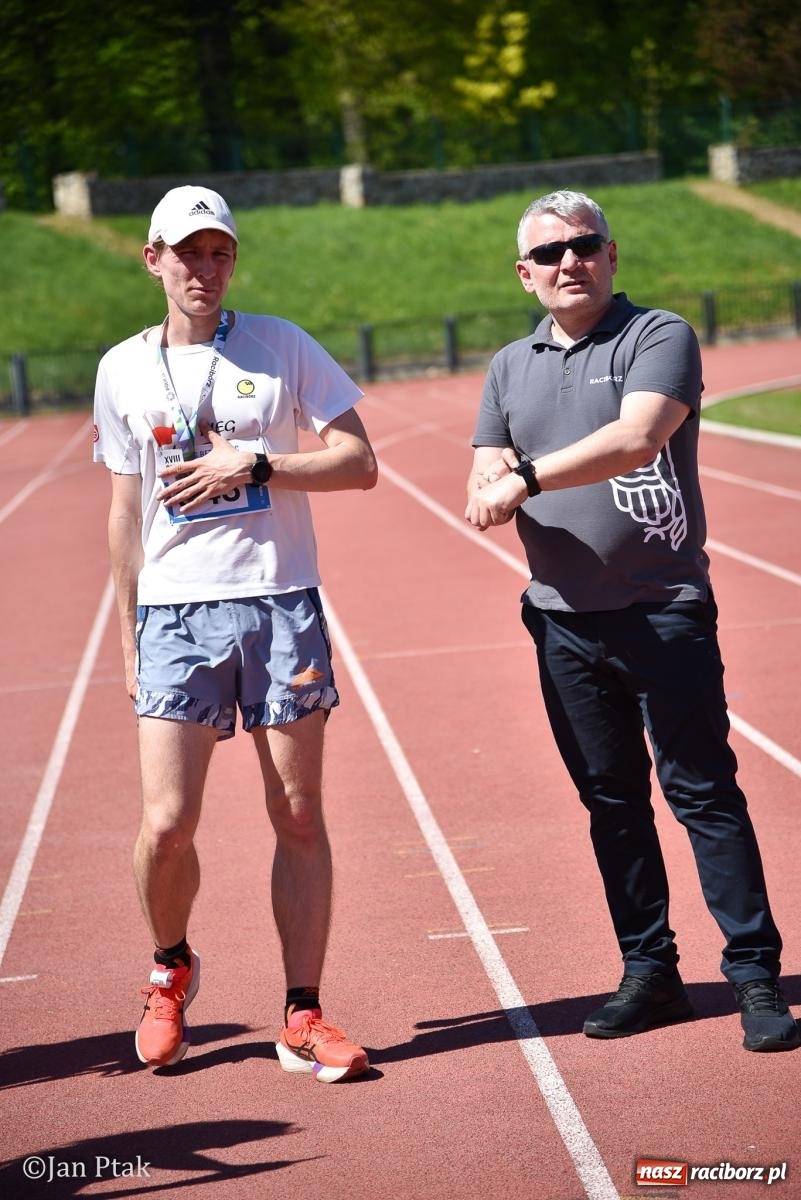 Zdjęcie w galerii na portalu naszraciborz.pl: Bieg bez granic na stadionie OSiR. Sportowe święto 3 maja w Raciborzu [FOTO] wiadomości z regionu
