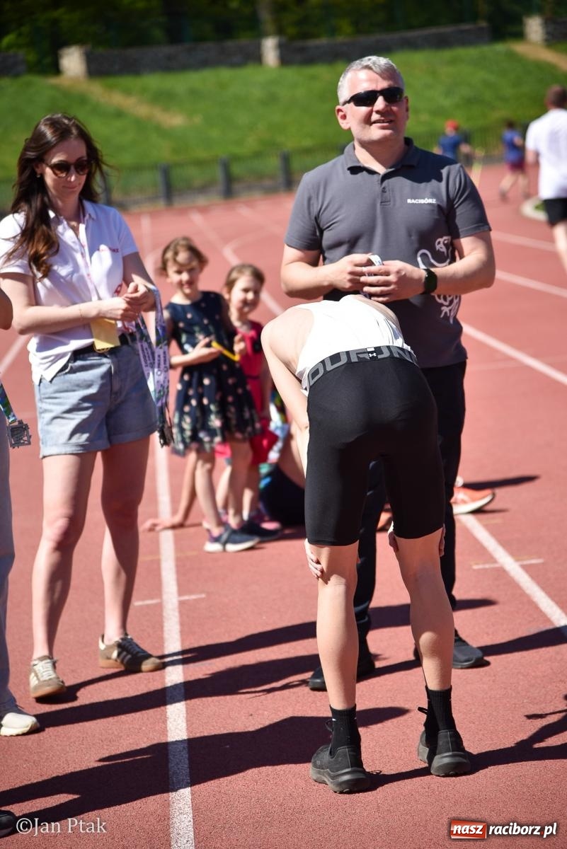 Zdjęcie w galerii na portalu naszraciborz.pl: Bieg bez granic na stadionie OSiR. Sportowe święto 3 maja w Raciborzu [FOTO] wiadomości z regionu