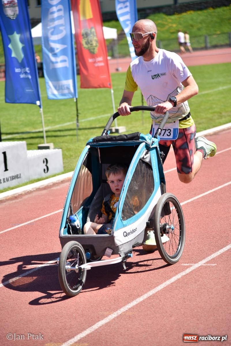 Zdjęcie w galerii na portalu naszraciborz.pl: Bieg bez granic na stadionie OSiR. Sportowe święto 3 maja w Raciborzu [FOTO] wiadomości z regionu
