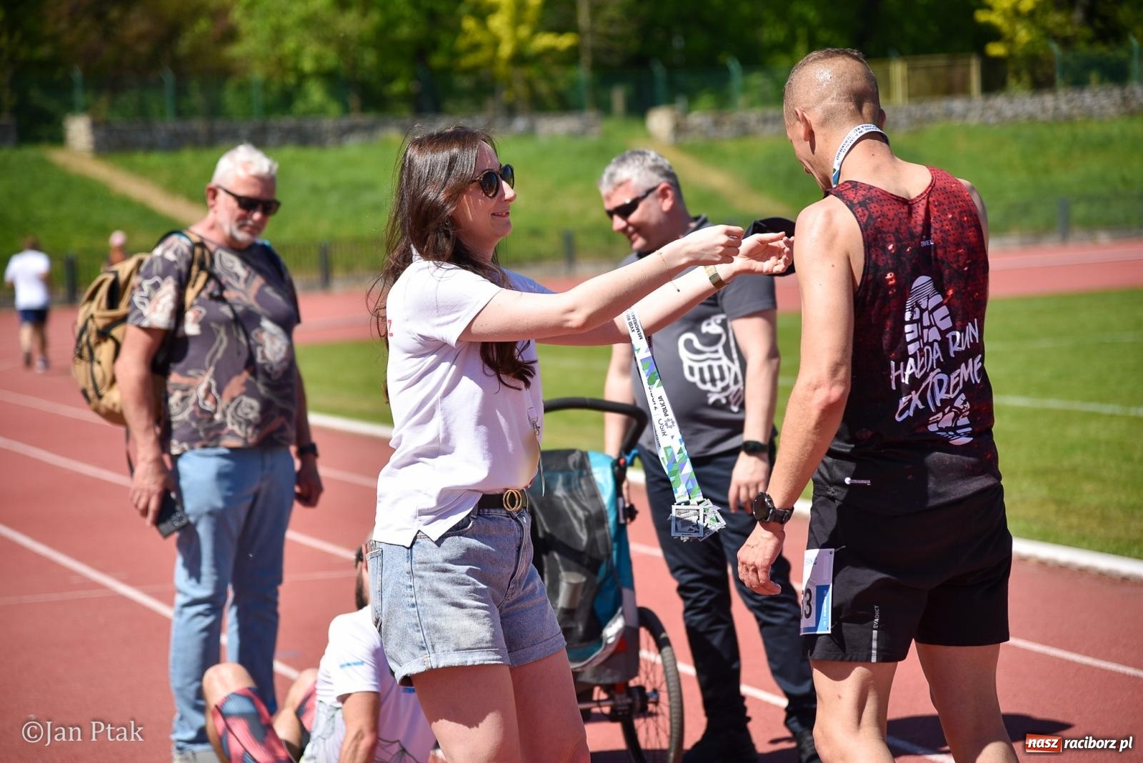 Zdjęcie w galerii na portalu naszraciborz.pl: Bieg bez granic na stadionie OSiR. Sportowe święto 3 maja w Raciborzu [FOTO] wiadomości z regionu