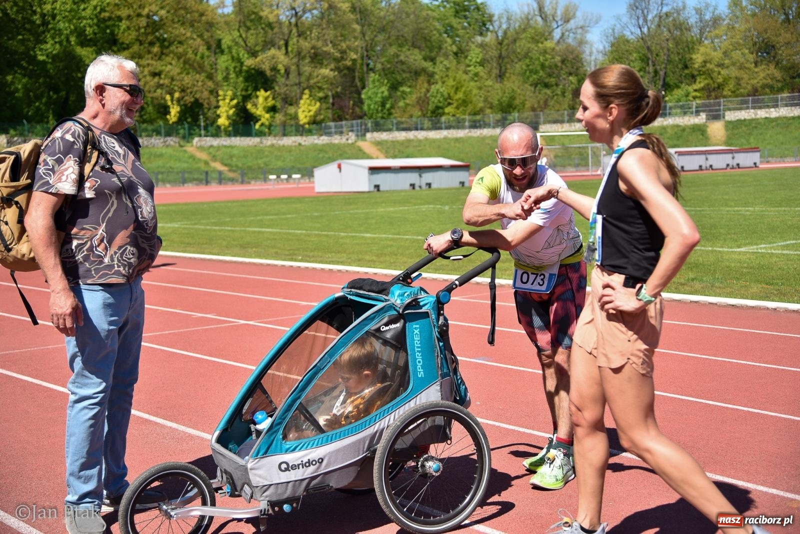 Zdjęcie w galerii na portalu naszraciborz.pl: Bieg bez granic na stadionie OSiR. Sportowe święto 3 maja w Raciborzu [FOTO] wiadomości z regionu
