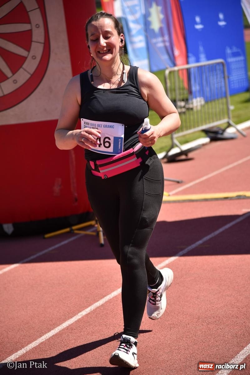 Zdjęcie w galerii na portalu naszraciborz.pl: Bieg bez granic na stadionie OSiR. Sportowe święto 3 maja w Raciborzu [FOTO] wiadomości z regionu