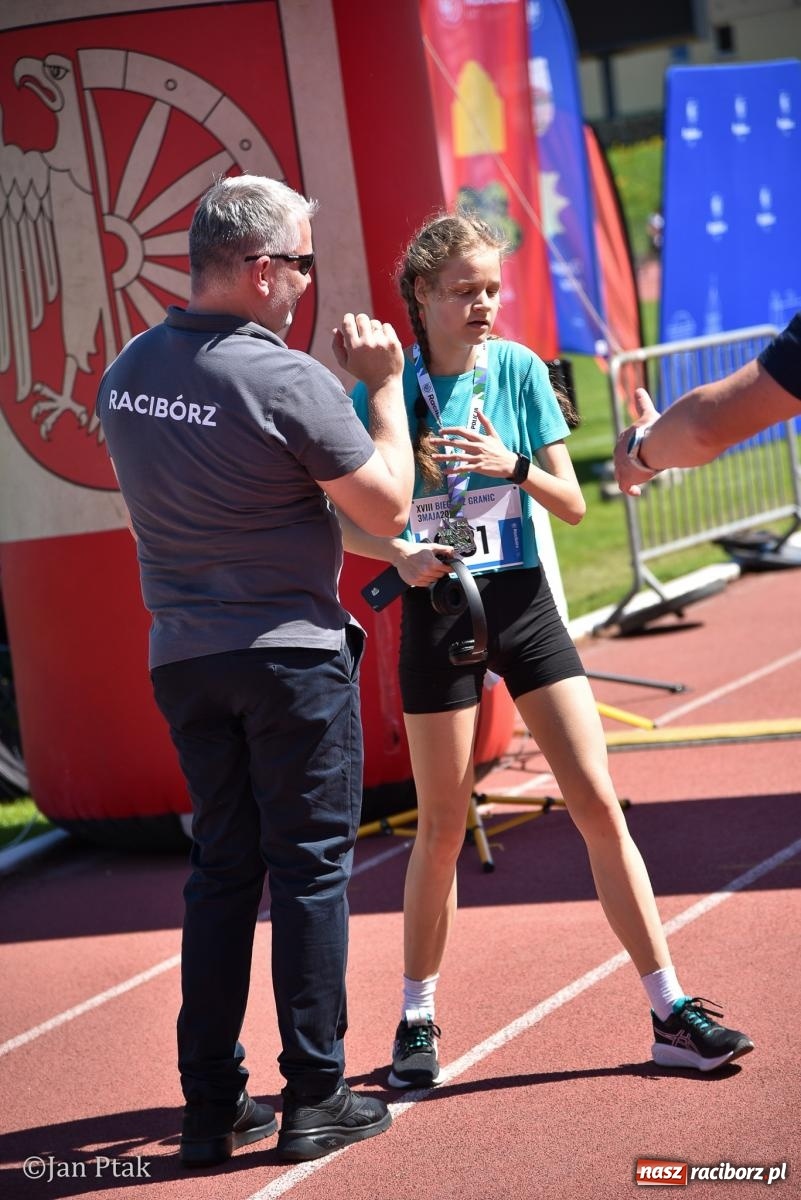 Zdjęcie w galerii na portalu naszraciborz.pl: Bieg bez granic na stadionie OSiR. Sportowe święto 3 maja w Raciborzu [FOTO] wiadomości z regionu