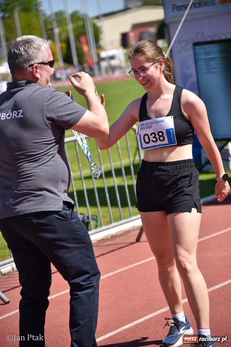 Zdjęcie w galerii na portalu naszraciborz.pl: Bieg bez granic na stadionie OSiR. Sportowe święto 3 maja w Raciborzu [FOTO] wiadomości z regionu