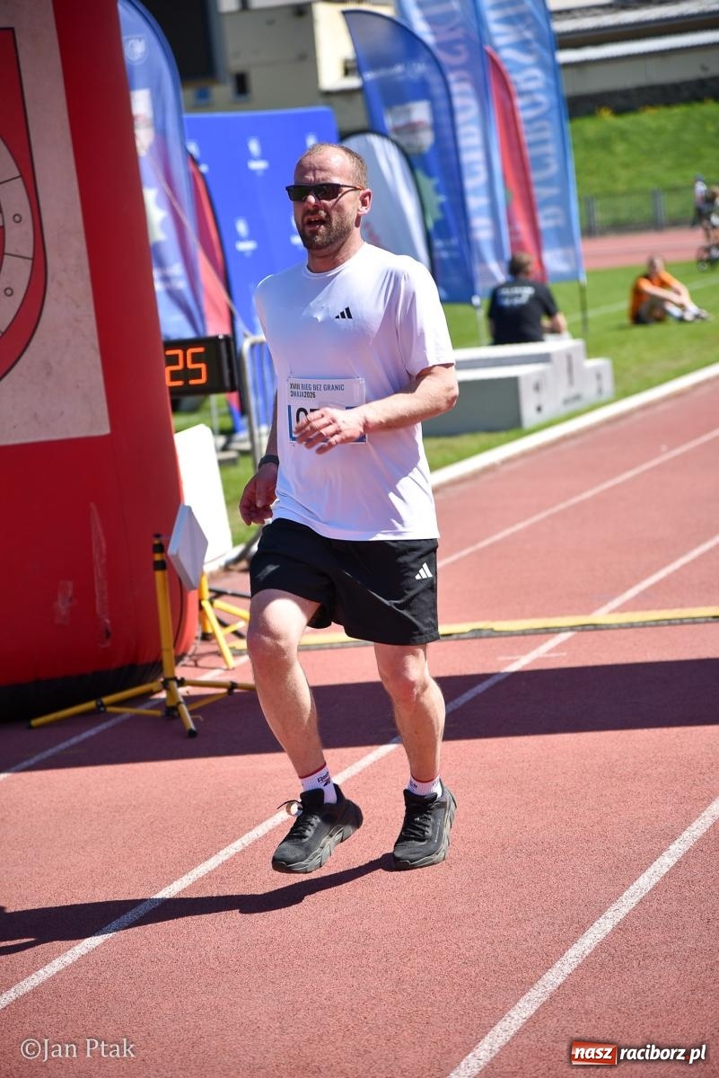 Zdjęcie w galerii na portalu naszraciborz.pl: Bieg bez granic na stadionie OSiR. Sportowe święto 3 maja w Raciborzu [FOTO] wiadomości z regionu