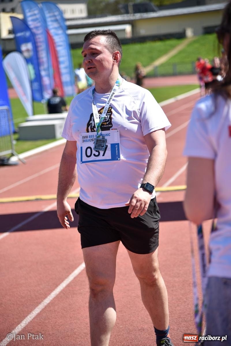 Zdjęcie w galerii na portalu naszraciborz.pl: Bieg bez granic na stadionie OSiR. Sportowe święto 3 maja w Raciborzu [FOTO] wiadomości z regionu