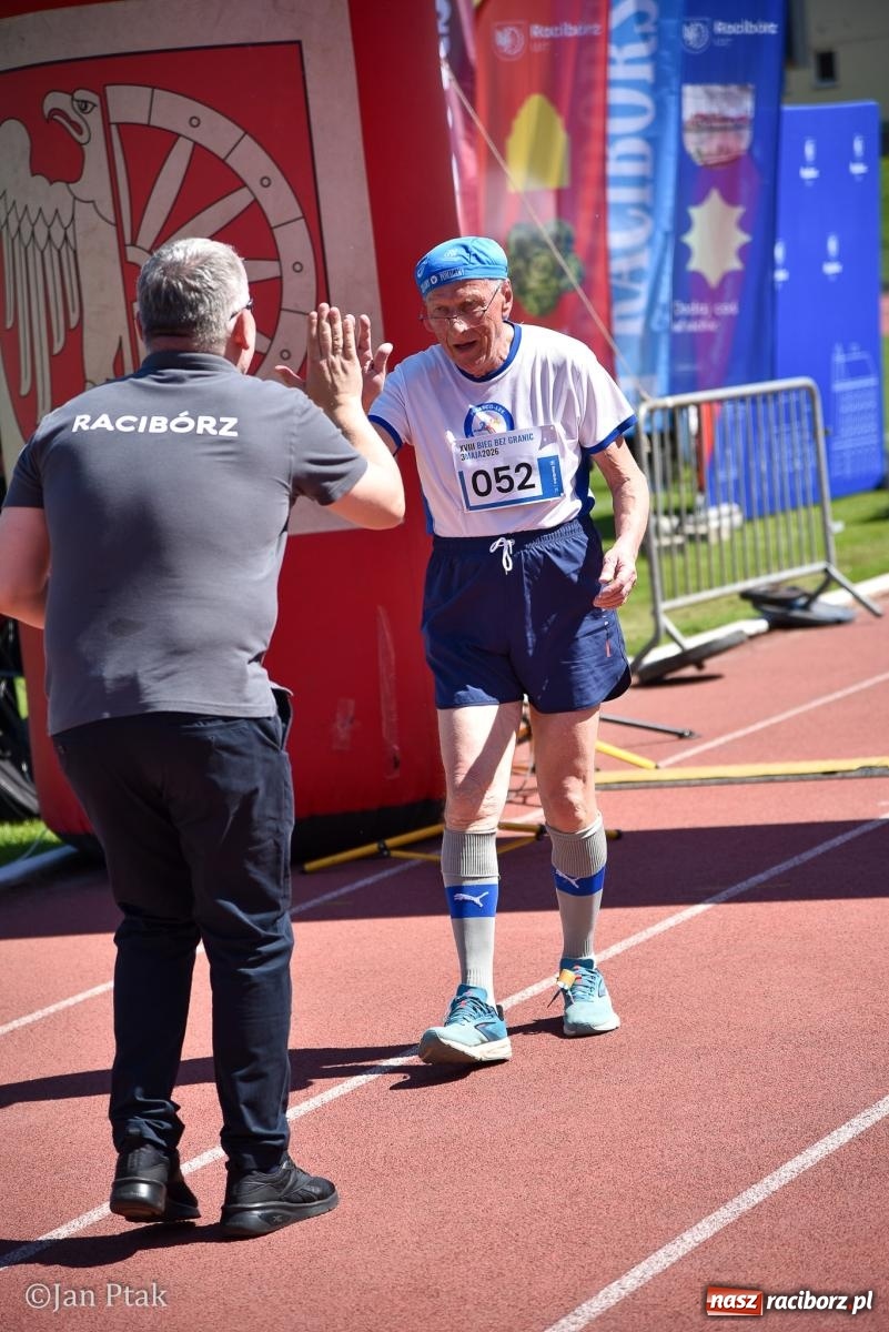 Zdjęcie w galerii na portalu naszraciborz.pl: Bieg bez granic na stadionie OSiR. Sportowe święto 3 maja w Raciborzu [FOTO] wiadomości z regionu