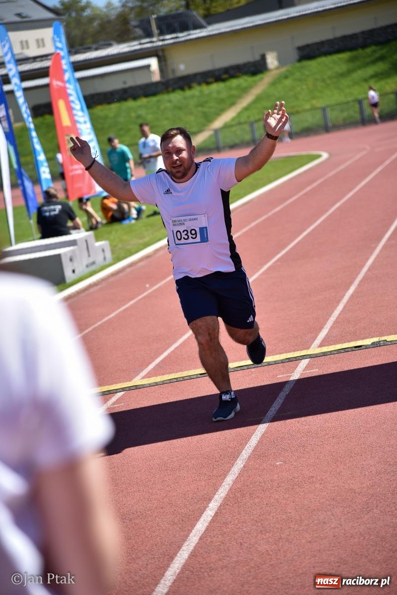 Zdjęcie w galerii na portalu naszraciborz.pl: Bieg bez granic na stadionie OSiR. Sportowe święto 3 maja w Raciborzu [FOTO] wiadomości z regionu