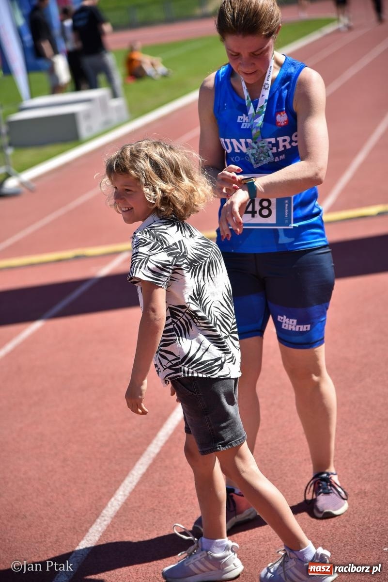 Zdjęcie w galerii na portalu naszraciborz.pl: Bieg bez granic na stadionie OSiR. Sportowe święto 3 maja w Raciborzu [FOTO] wiadomości z regionu