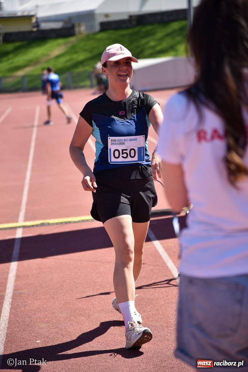 Zdjęcie w galerii na portalu naszraciborz.pl: Bieg bez granic na stadionie OSiR. Sportowe święto 3 maja w Raciborzu [FOTO] wiadomości z regionu