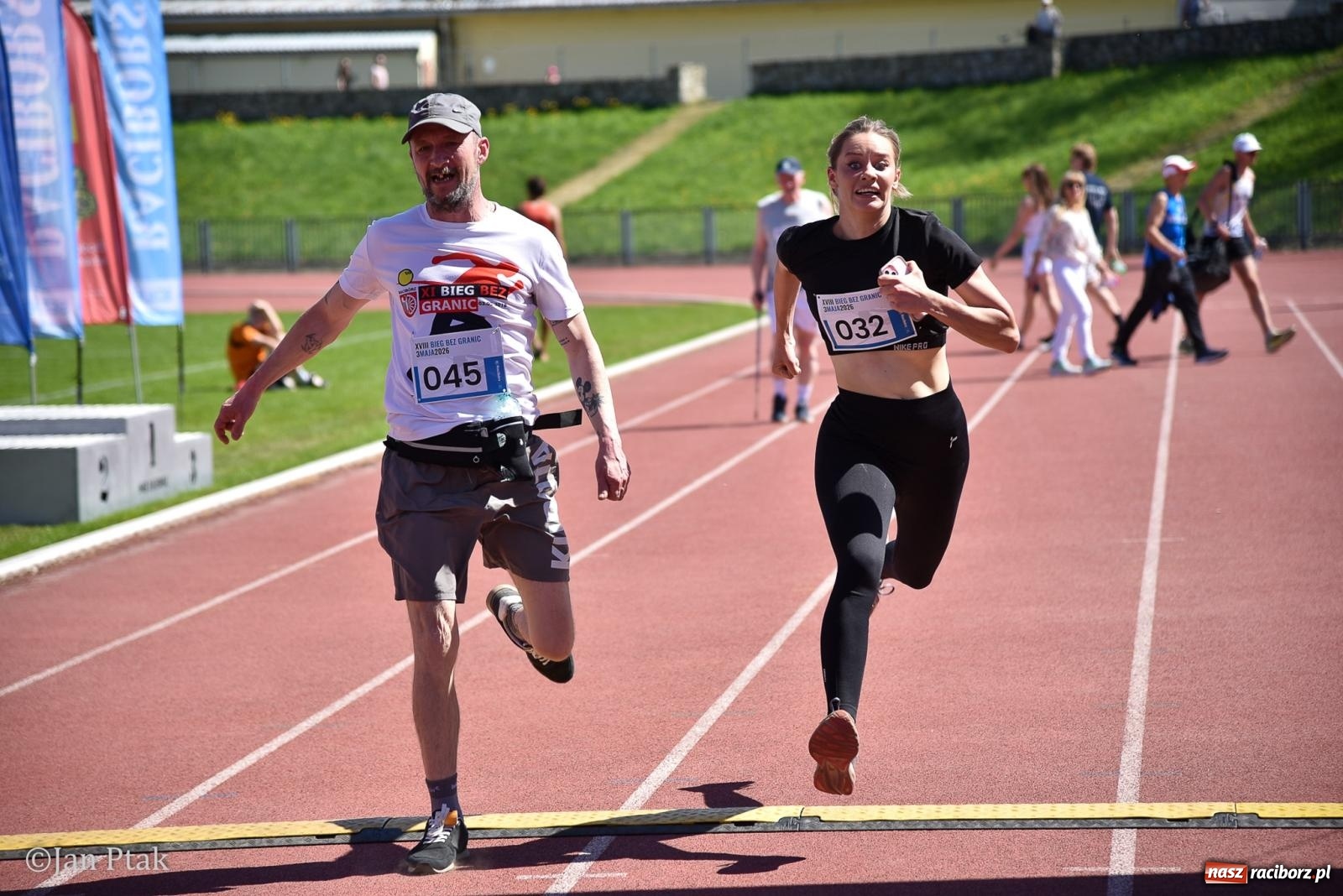 Zdjęcie w galerii na portalu naszraciborz.pl: Bieg bez granic na stadionie OSiR. Sportowe święto 3 maja w Raciborzu [FOTO] wiadomości z regionu