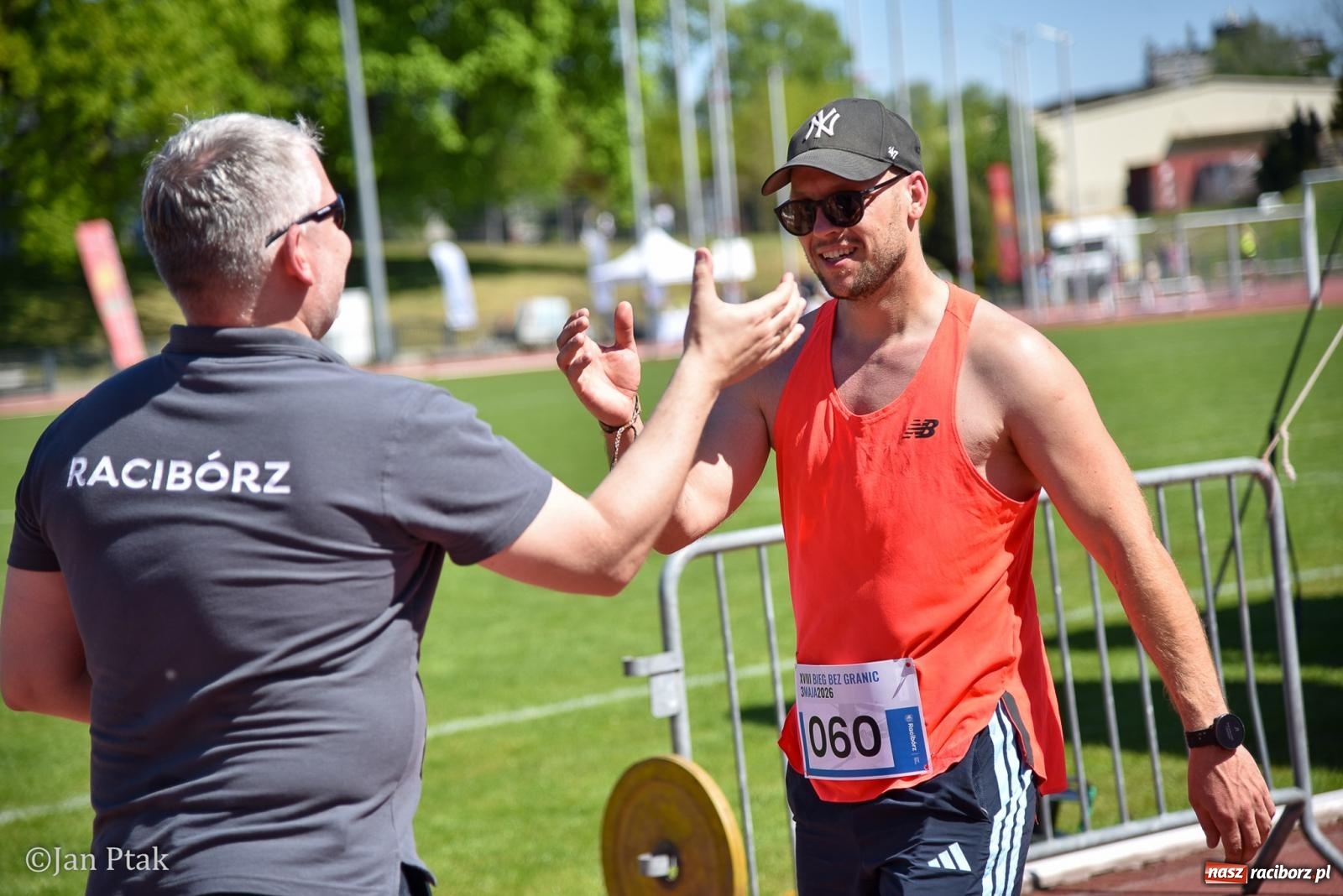 Zdjęcie w galerii na portalu naszraciborz.pl: Bieg bez granic na stadionie OSiR. Sportowe święto 3 maja w Raciborzu [FOTO] wiadomości z regionu