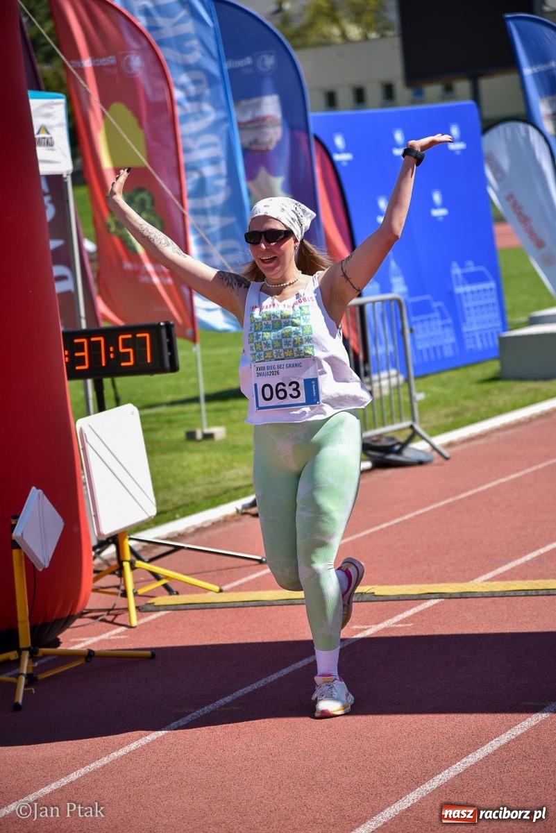 Zdjęcie w galerii na portalu naszraciborz.pl: Bieg bez granic na stadionie OSiR. Sportowe święto 3 maja w Raciborzu [FOTO] wiadomości z regionu