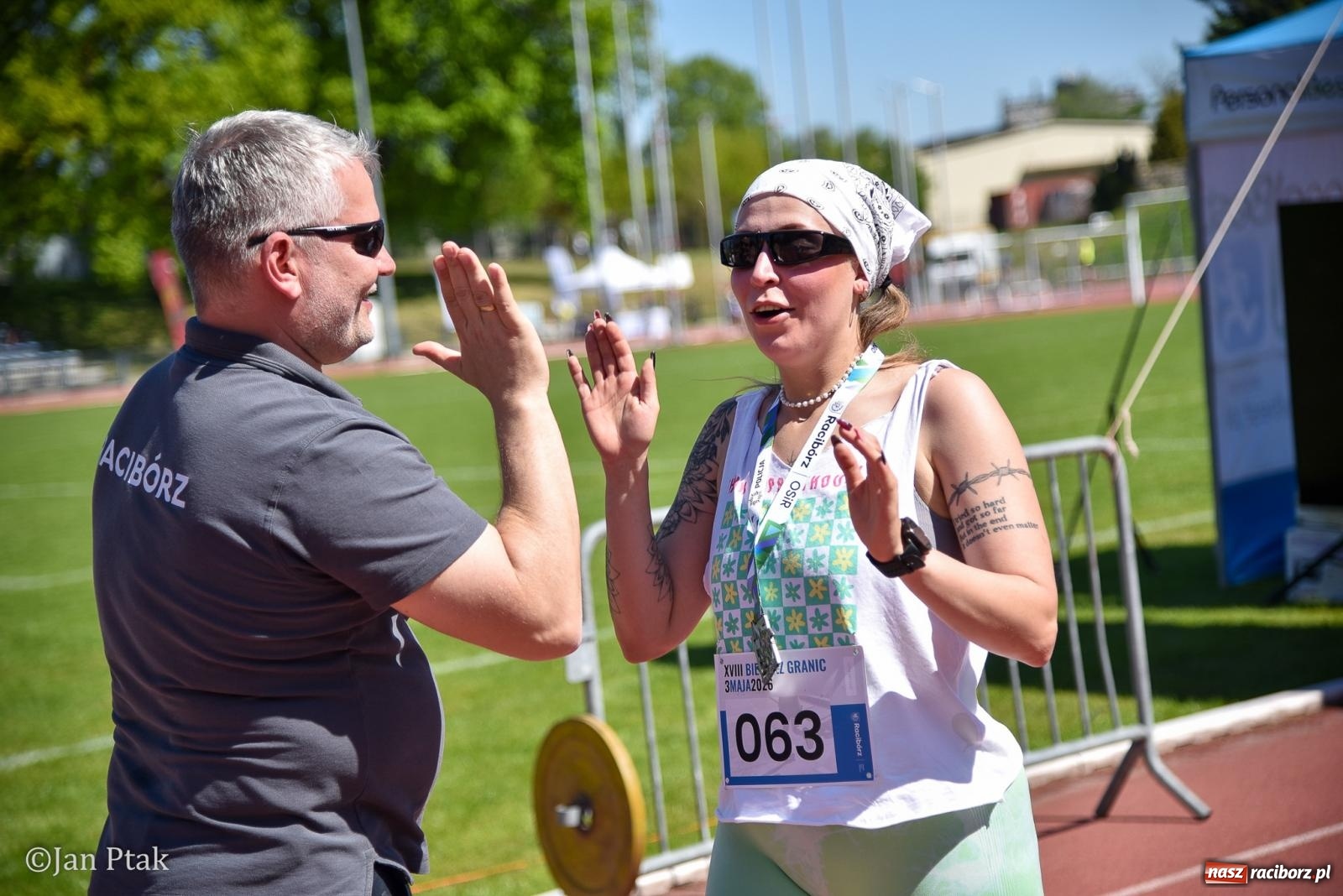 Zdjęcie w galerii na portalu naszraciborz.pl: Bieg bez granic na stadionie OSiR. Sportowe święto 3 maja w Raciborzu [FOTO] wiadomości z regionu
