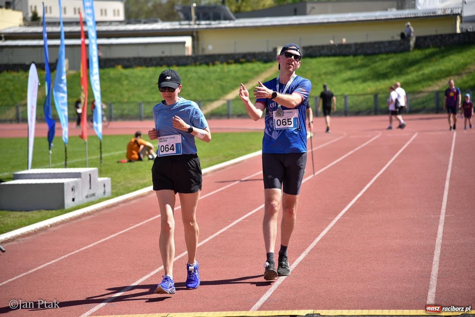 Zdjęcie w galerii na portalu naszraciborz.pl: Bieg bez granic na stadionie OSiR. Sportowe święto 3 maja w Raciborzu [FOTO] wiadomości z regionu