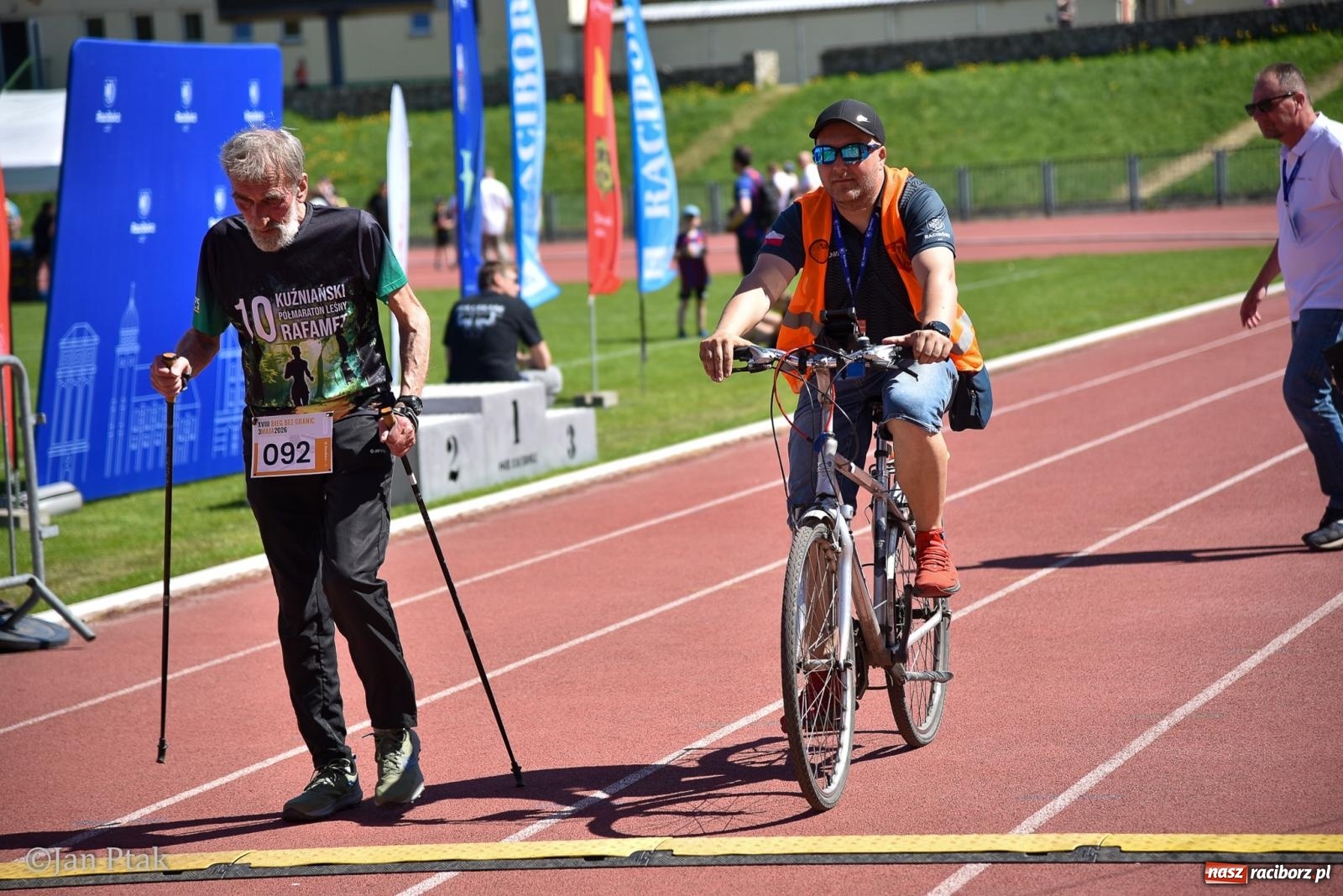 Zdjęcie w galerii na portalu naszraciborz.pl: Bieg bez granic na stadionie OSiR. Sportowe święto 3 maja w Raciborzu [FOTO] wiadomości z regionu