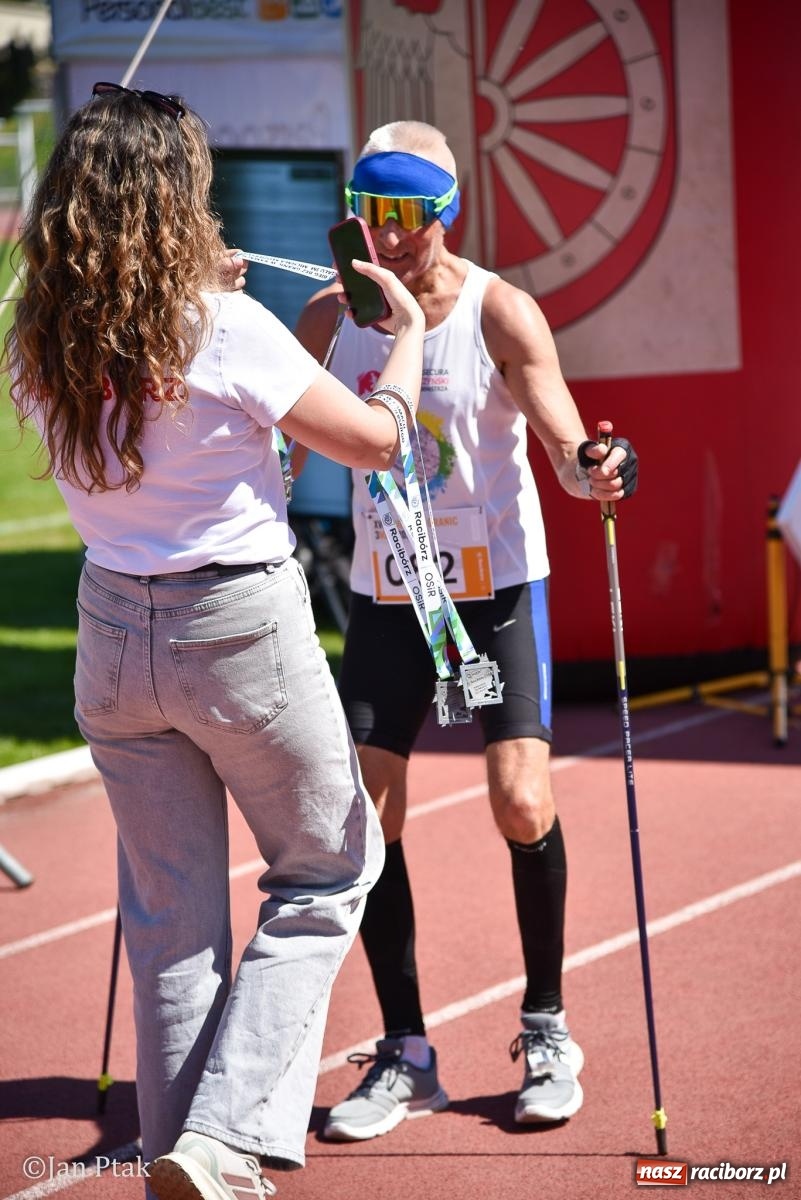 Zdjęcie w galerii na portalu naszraciborz.pl: Bieg bez granic na stadionie OSiR. Sportowe święto 3 maja w Raciborzu [FOTO] wiadomości z regionu
