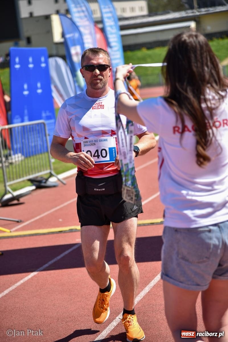 Zdjęcie w galerii na portalu naszraciborz.pl: Bieg bez granic na stadionie OSiR. Sportowe święto 3 maja w Raciborzu [FOTO] wiadomości z regionu