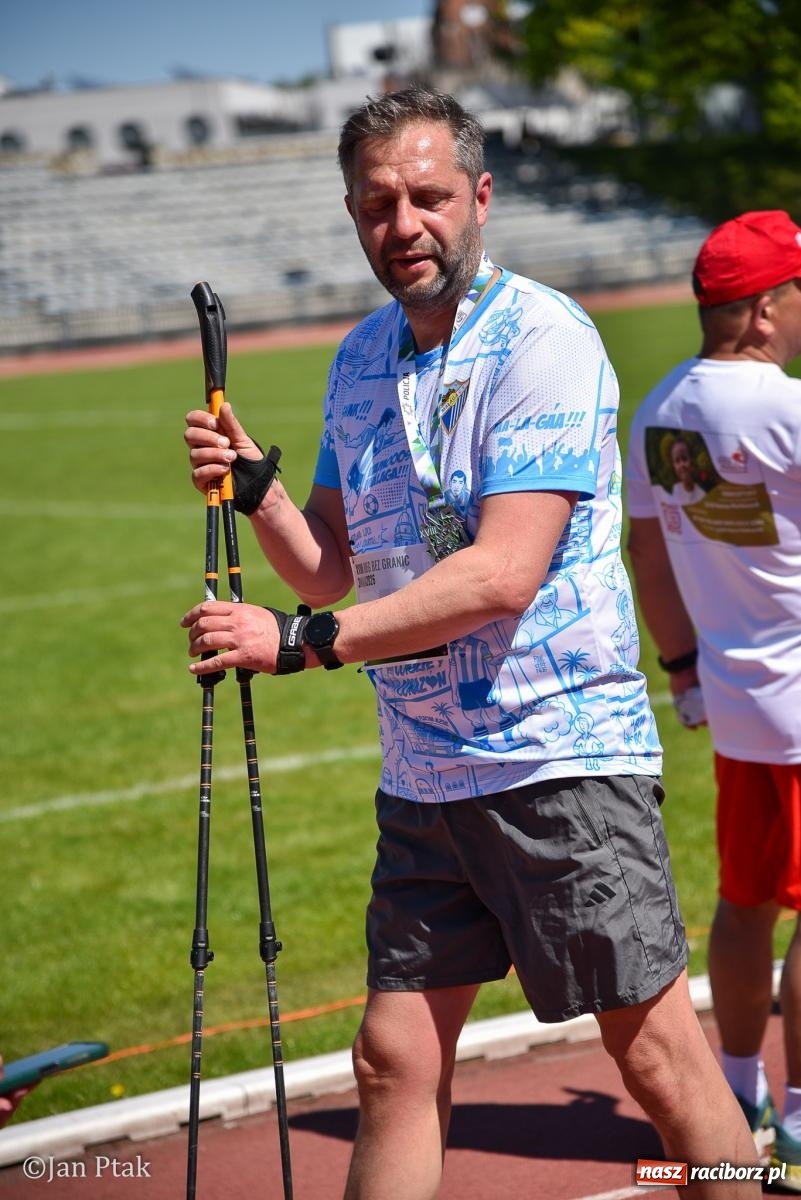 Zdjęcie w galerii na portalu naszraciborz.pl: Bieg bez granic na stadionie OSiR. Sportowe święto 3 maja w Raciborzu [FOTO] wiadomości z regionu