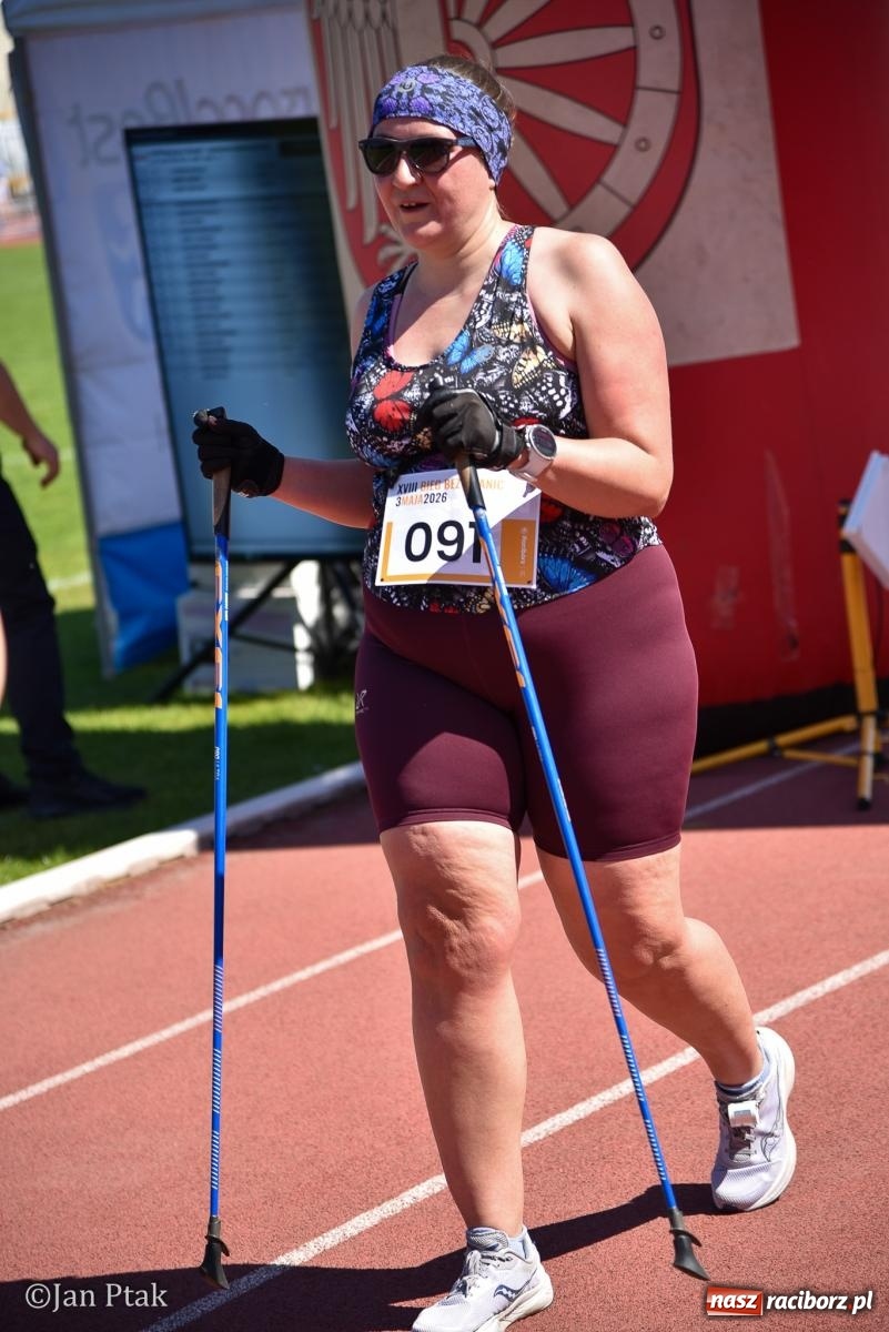 Zdjęcie w galerii na portalu naszraciborz.pl: Bieg bez granic na stadionie OSiR. Sportowe święto 3 maja w Raciborzu [FOTO] wiadomości z regionu