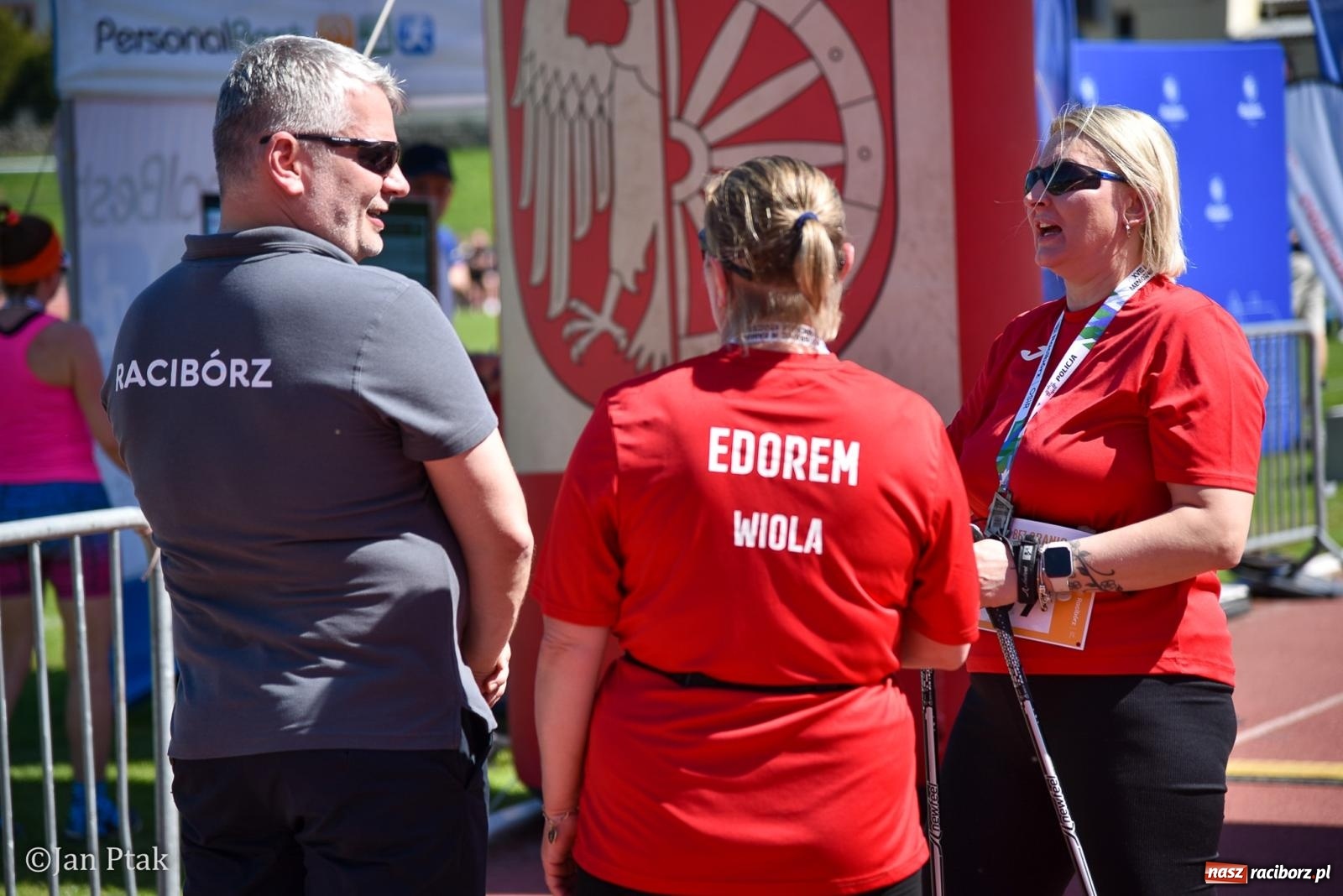 Zdjęcie w galerii na portalu naszraciborz.pl: Bieg bez granic na stadionie OSiR. Sportowe święto 3 maja w Raciborzu [FOTO] wiadomości z regionu