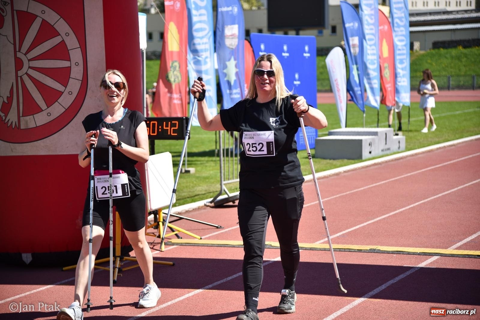 Zdjęcie w galerii na portalu naszraciborz.pl: Bieg bez granic na stadionie OSiR. Sportowe święto 3 maja w Raciborzu [FOTO] wiadomości z regionu