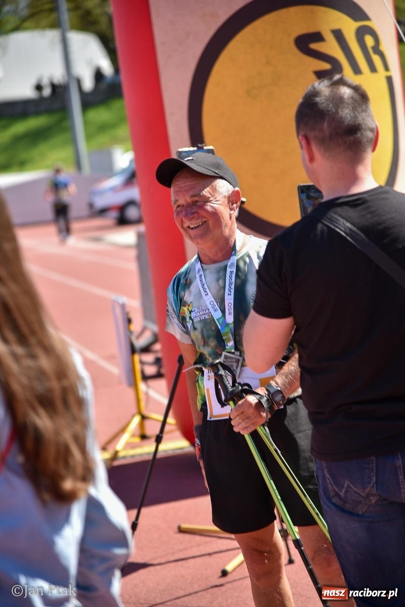 Zdjęcie w galerii na portalu naszraciborz.pl: Bieg bez granic na stadionie OSiR. Sportowe święto 3 maja w Raciborzu [FOTO] wiadomości z regionu