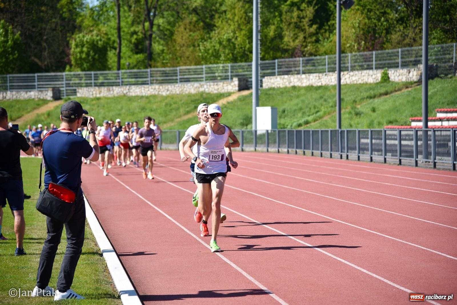 Zdjęcie w galerii na portalu naszraciborz.pl: Bieg bez granic na stadionie OSiR. Sportowe święto 3 maja w Raciborzu [FOTO] wiadomości z regionu