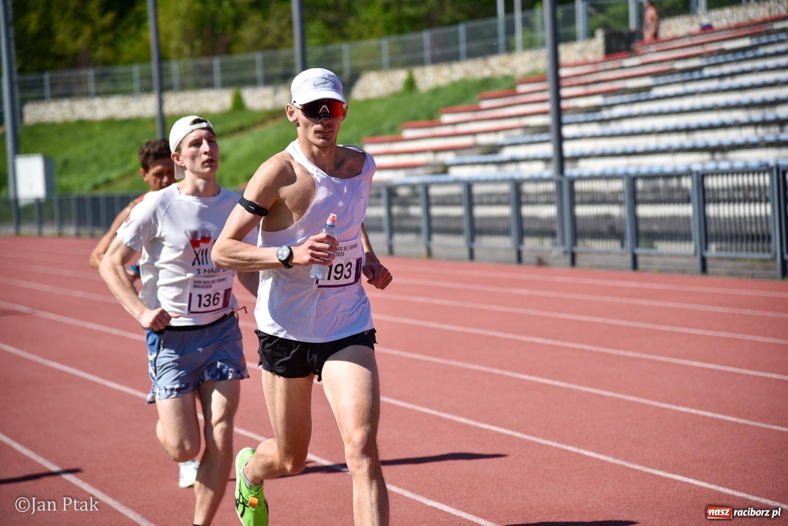 Zdjęcie w galerii na portalu naszraciborz.pl: Bieg bez granic na stadionie OSiR. Sportowe święto 3 maja w Raciborzu [FOTO] wiadomości z regionu