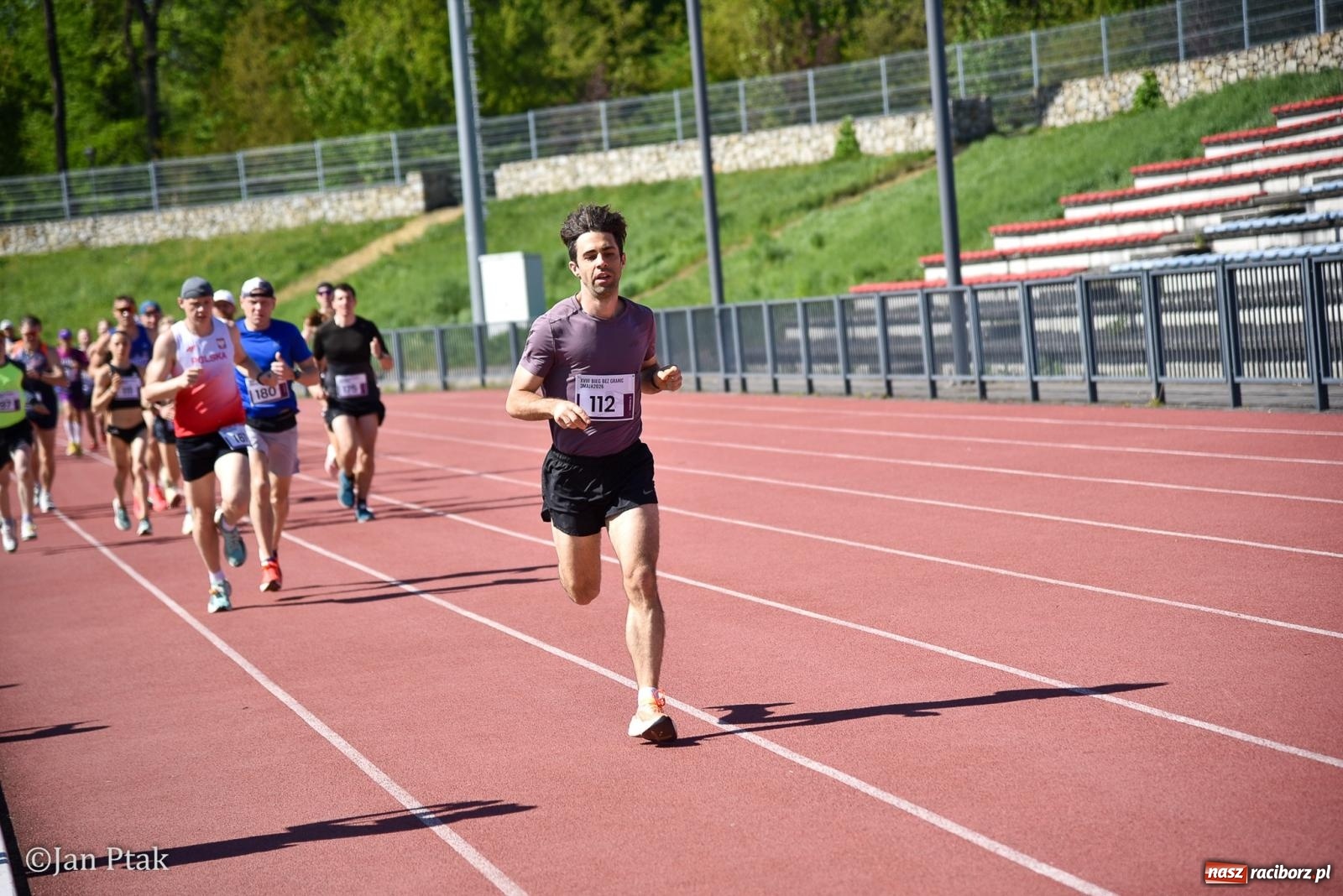 Zdjęcie w galerii na portalu naszraciborz.pl: Bieg bez granic na stadionie OSiR. Sportowe święto 3 maja w Raciborzu [FOTO] wiadomości z regionu