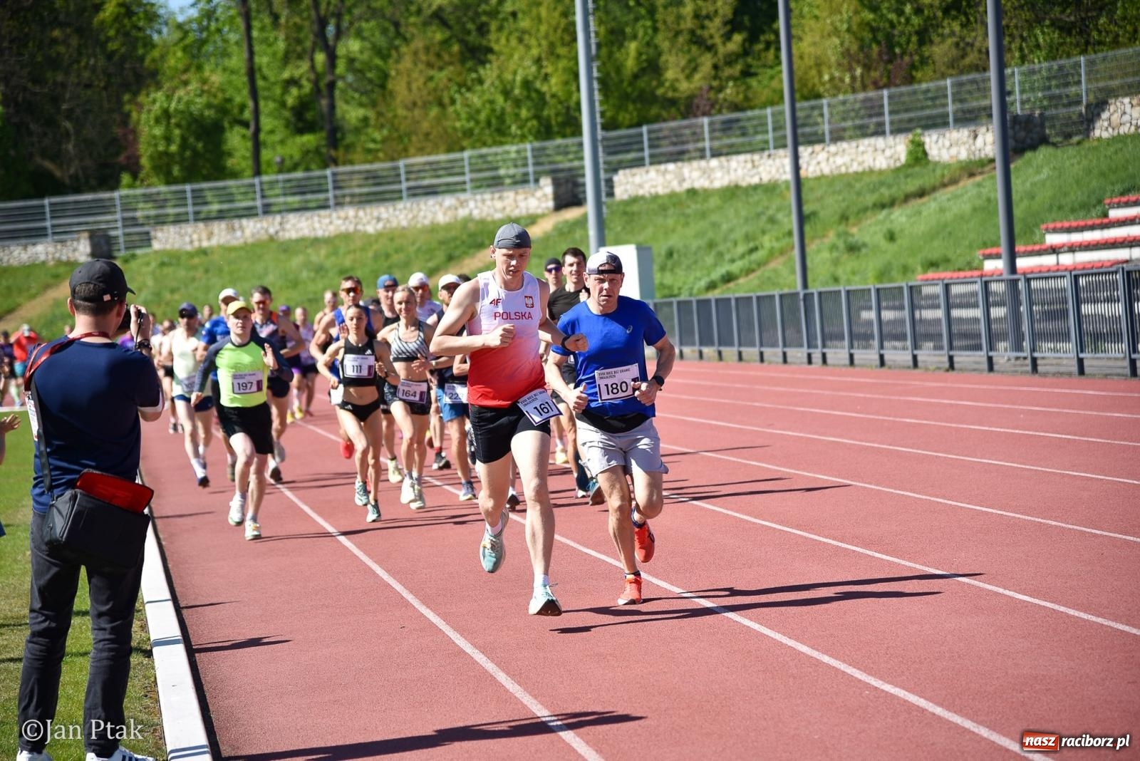 Zdjęcie w galerii na portalu naszraciborz.pl: Bieg bez granic na stadionie OSiR. Sportowe święto 3 maja w Raciborzu [FOTO] wiadomości z regionu