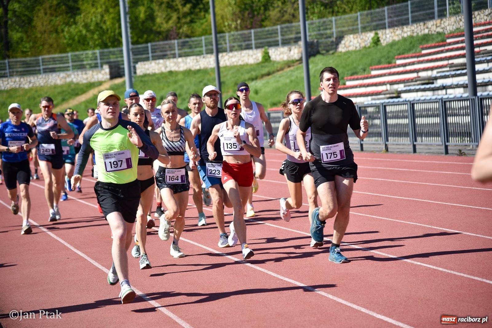 Zdjęcie w galerii na portalu naszraciborz.pl: Bieg bez granic na stadionie OSiR. Sportowe święto 3 maja w Raciborzu [FOTO] wiadomości z regionu