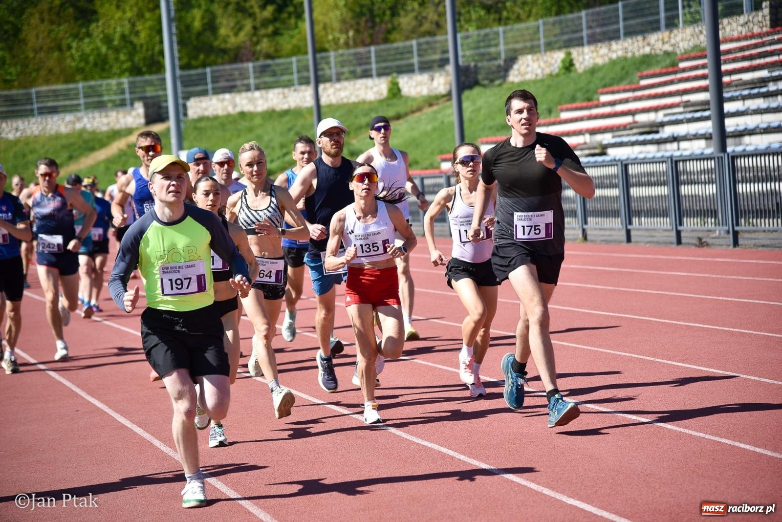 Zdjęcie w galerii na portalu naszraciborz.pl: Bieg bez granic na stadionie OSiR. Sportowe święto 3 maja w Raciborzu [FOTO] wiadomości z regionu