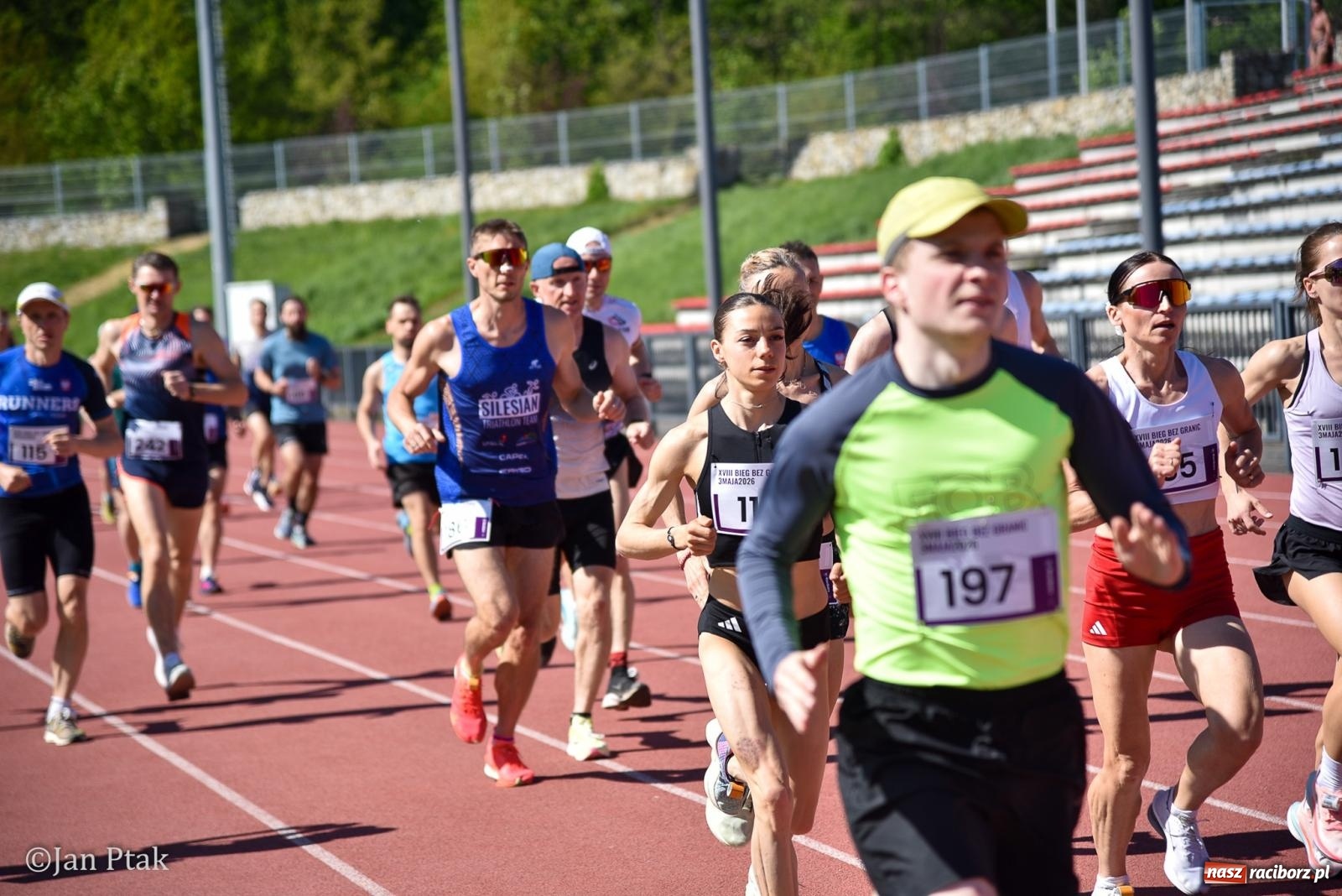 Zdjęcie w galerii na portalu naszraciborz.pl: Bieg bez granic na stadionie OSiR. Sportowe święto 3 maja w Raciborzu [FOTO] wiadomości z regionu
