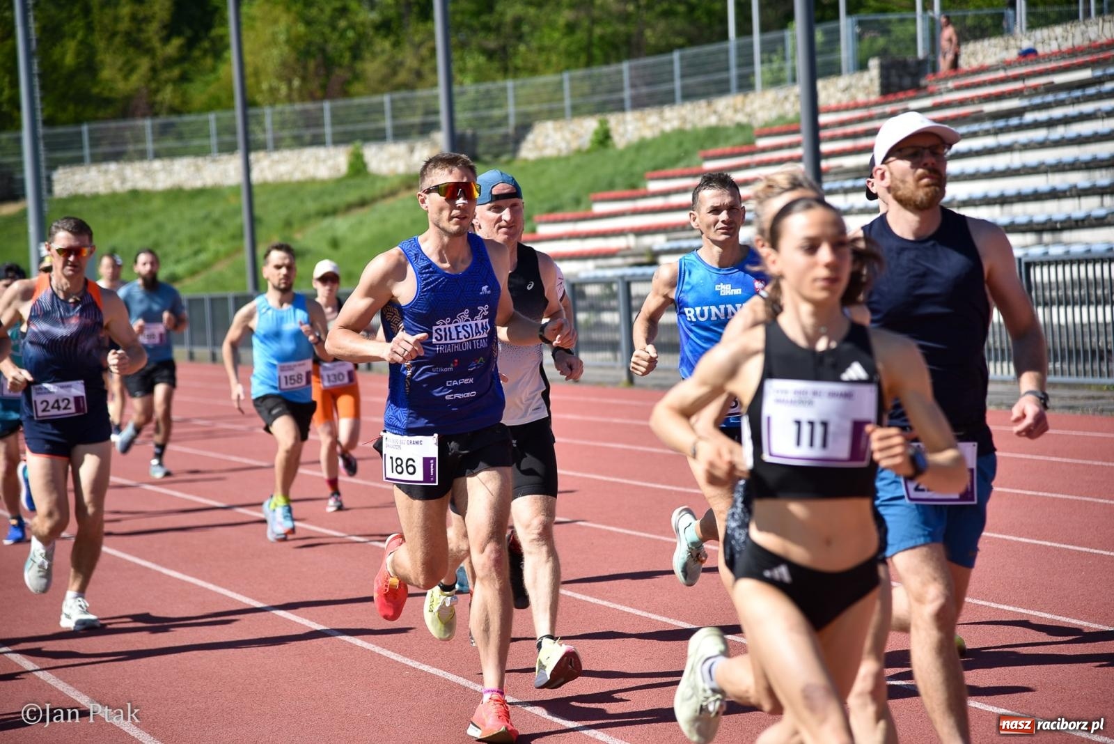 Zdjęcie w galerii na portalu naszraciborz.pl: Bieg bez granic na stadionie OSiR. Sportowe święto 3 maja w Raciborzu [FOTO] wiadomości z regionu