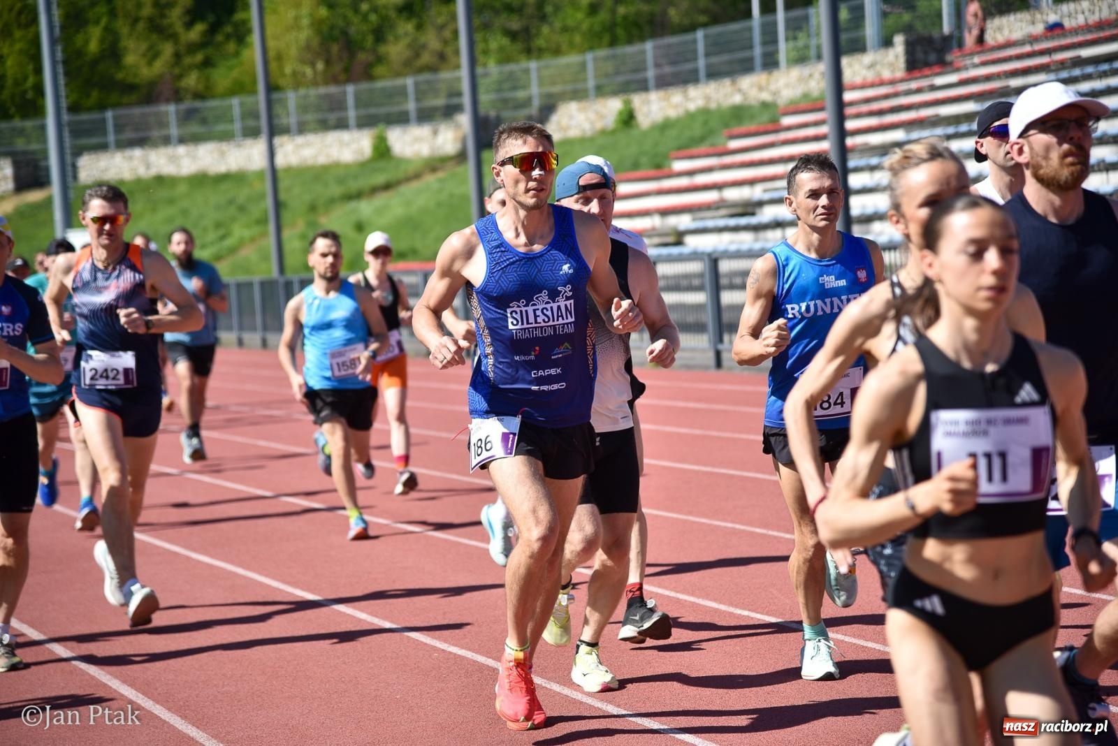 Zdjęcie w galerii na portalu naszraciborz.pl: Bieg bez granic na stadionie OSiR. Sportowe święto 3 maja w Raciborzu [FOTO] wiadomości z regionu