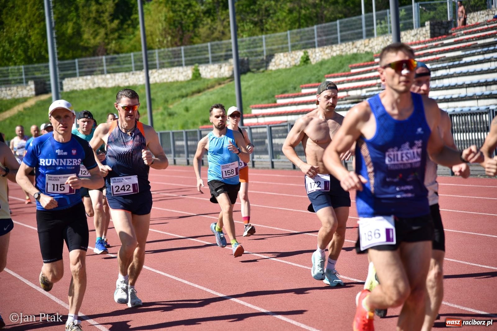 Zdjęcie w galerii na portalu naszraciborz.pl: Bieg bez granic na stadionie OSiR. Sportowe święto 3 maja w Raciborzu [FOTO] wiadomości z regionu