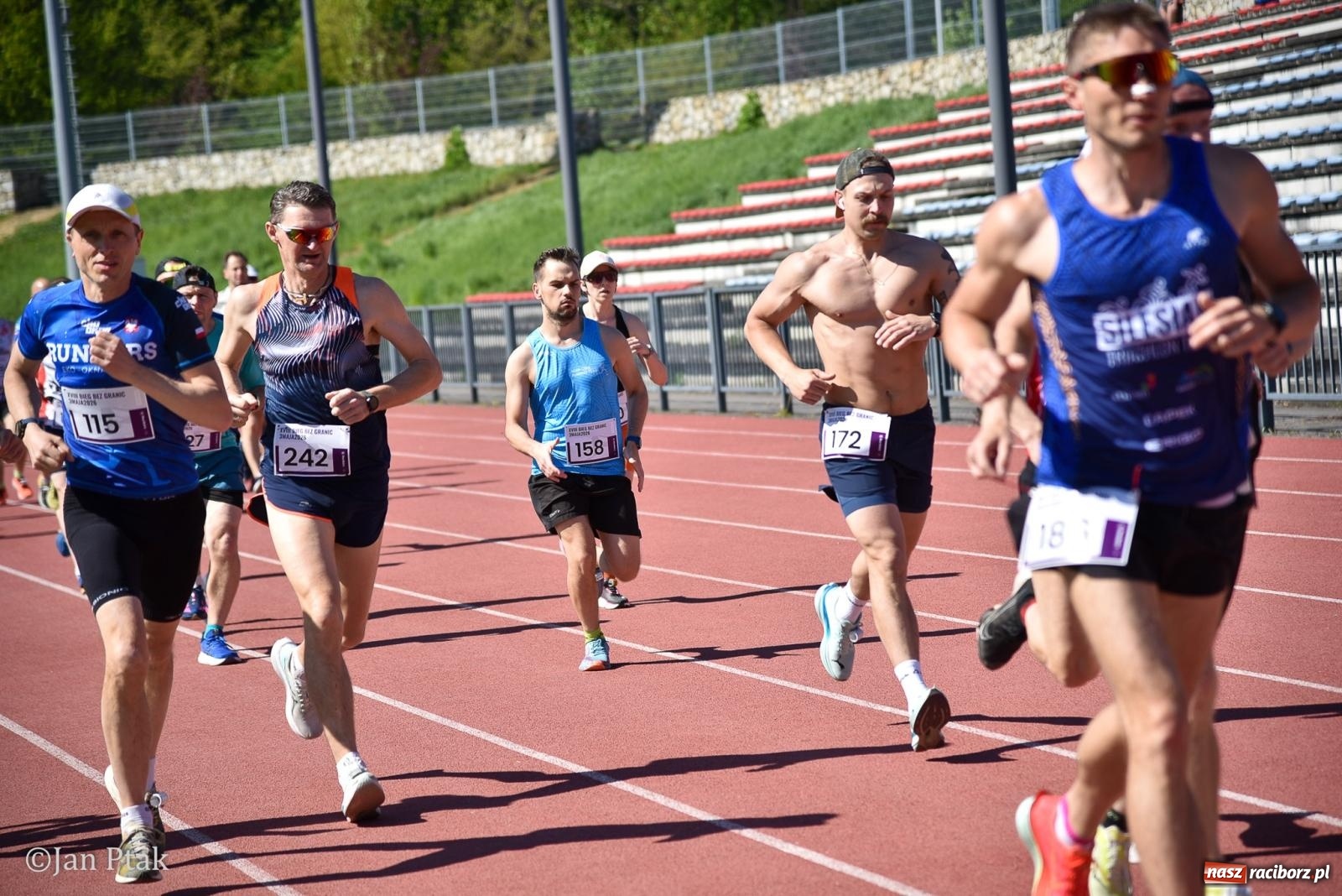 Zdjęcie w galerii na portalu naszraciborz.pl: Bieg bez granic na stadionie OSiR. Sportowe święto 3 maja w Raciborzu [FOTO] wiadomości z regionu