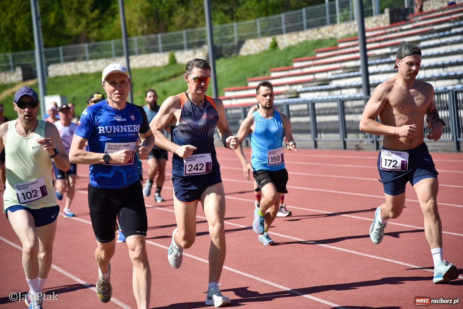 Zdjęcie w galerii na portalu naszraciborz.pl: Bieg bez granic na stadionie OSiR. Sportowe święto 3 maja w Raciborzu [FOTO] wiadomości z regionu