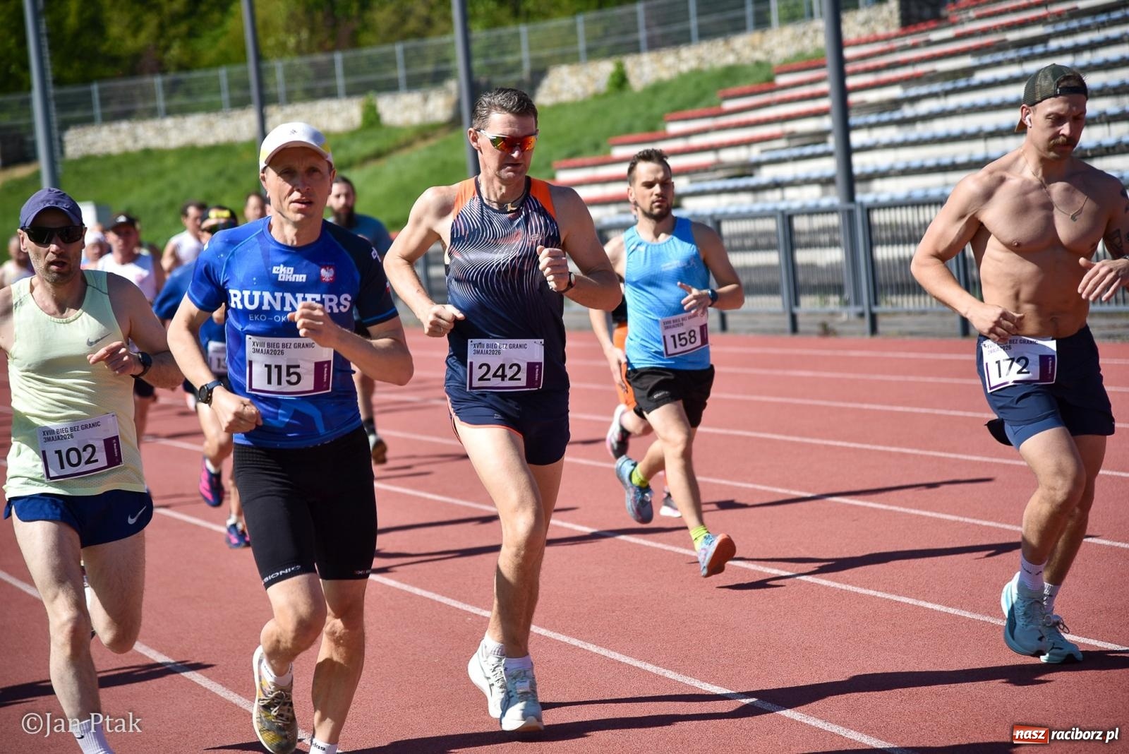 Zdjęcie w galerii na portalu naszraciborz.pl: Bieg bez granic na stadionie OSiR. Sportowe święto 3 maja w Raciborzu [FOTO] wiadomości z regionu